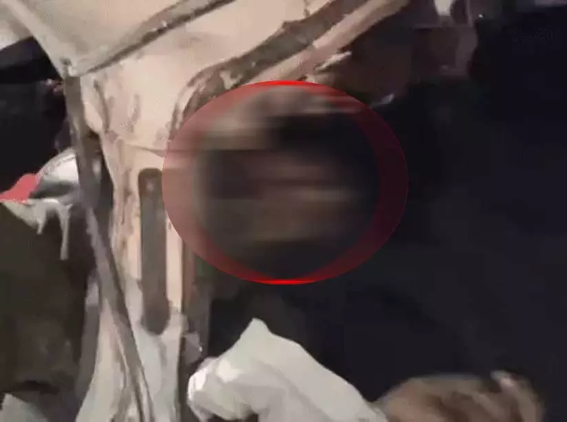 डिवाइडर पार कर आ रही थार ने श्रद्धालुओं की वैन से टकराई, महिला और ड्राइवर की मौत डिवाइडर पार कर आ रही थार ने श्रद्धालुओं की वैन से टकराई, महिला और ड्राइवर की मौत