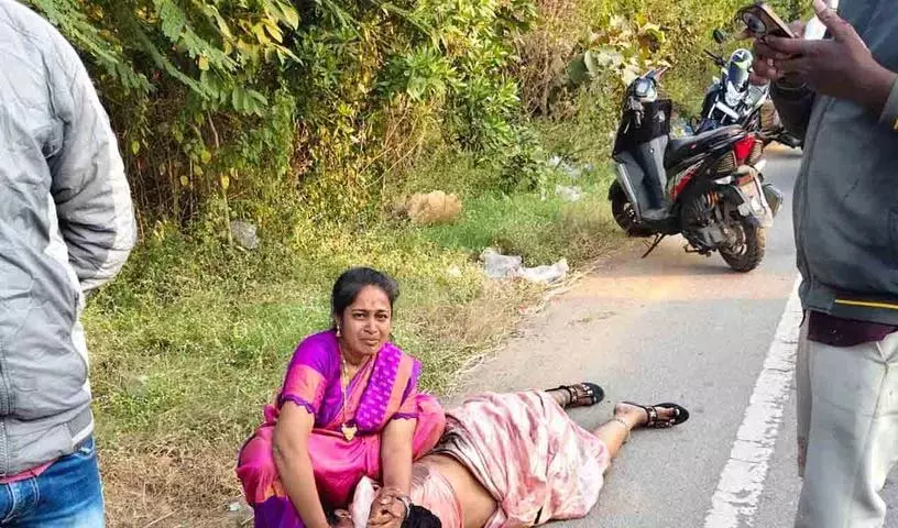 Narsapur में लॉरी को ओवरटेक करते समय स्कूटी फिसली, तीन लोगों की मौत Narsapur में लॉरी को ओवरटेक करते समय स्कूटी फिसली, तीन लोगों की मौत