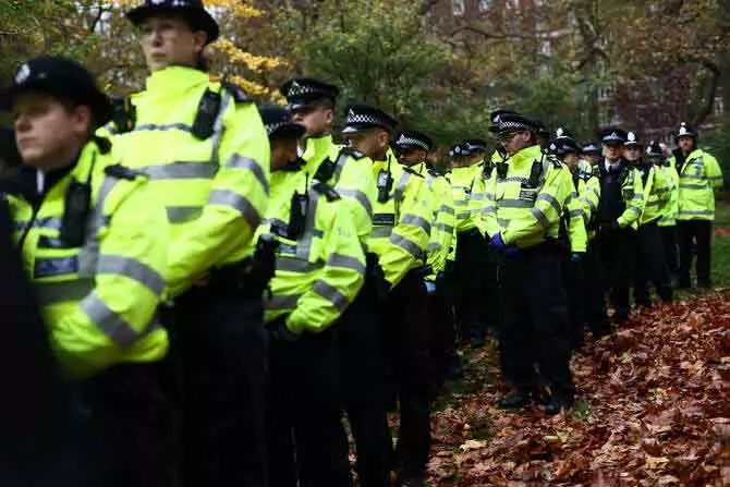 सेंट्रल London में फ़िलिस्तीन एक्शन प्रोटेस्ट पर होलोकॉस्ट सर्वाइवर की बेटी गिरफ्तार सेंट्रल London में फ़िलिस्तीन एक्शन प्रोटेस्ट पर होलोकॉस्ट सर्वाइवर की बेटी गिरफ्तार