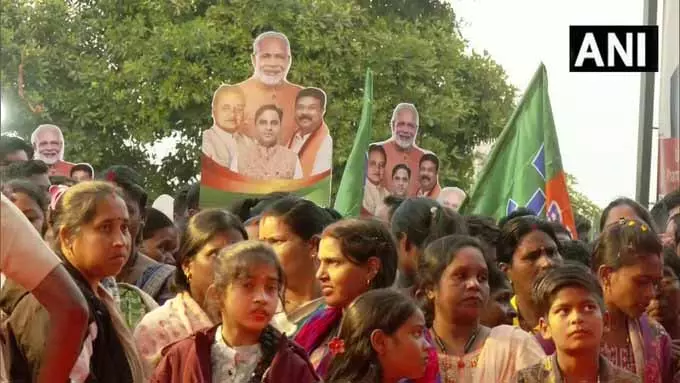 झारसुगुड़ा में केंद्रीय शिक्षा मंत्री धर्मेंद्र प्रधान का जोरदार स्वागत झारसुगुड़ा में केंद्रीय शिक्षा मंत्री धर्मेंद्र प्रधान का जोरदार स्वागत