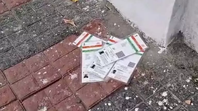 Salt Lake रोड पर आधार कार्ड मिलने से यात्रियों में हंगामा Salt Lake रोड पर आधार कार्ड मिलने से यात्रियों में हंगामा