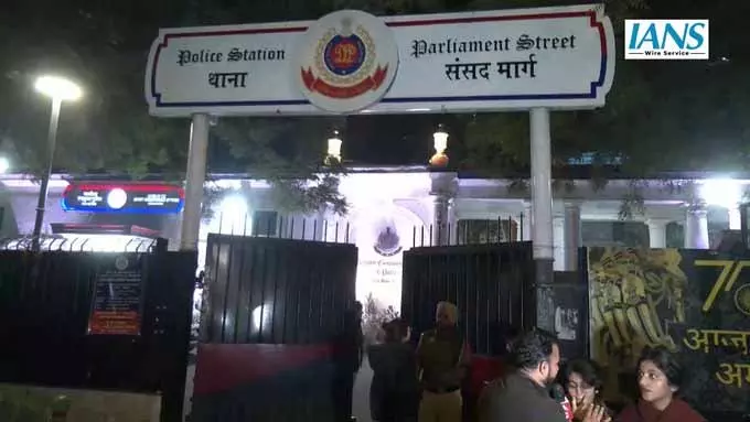 छात्रों ने Sansad Marg थाने के बाहर जमा होकर हिरासत में लिए गए प्रदर्शनकारियों का समर्थन किया छात्रों ने Sansad Marg थाने के बाहर जमा होकर हिरासत में लिए गए प्रदर्शनकारियों का समर्थन किया