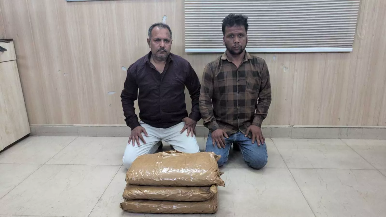 7 किलो गांजा के साथ 2 तस्कर गिरफ्तार 7 किलो गांजा के साथ 2 तस्कर गिरफ्तार