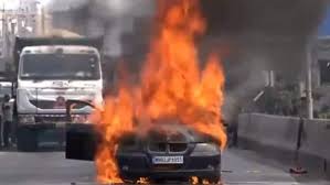 Sangrur, BMW ने ट्रक को टक्कर मारी, आग लगने से दो की मौत, 3 घायल