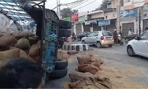 Haryana: अनियंत्रित होकर पलटी ट्राली, चालक ने कूदकर बचाई जान Haryana: अनियंत्रित होकर पलटी ट्राली, चालक ने कूदकर बचाई जान