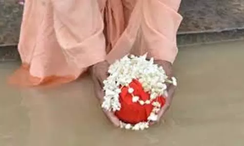 Ganga Mein Asthi Visarjan: गंगा में ही क्यों बहाई जाती हैं अस्थियां, क्या हैं मान्यताएं Ganga Mein Asthi Visarjan: गंगा में ही क्यों बहाई जाती हैं अस्थियां, क्या हैं मान्यताएं