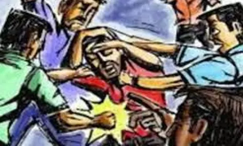 Jabalpur: किताबों की बिक्री को लेकर बवाल, दो पक्षों में जमकर मारपीट Jabalpur: किताबों की बिक्री को लेकर बवाल, दो पक्षों में जमकर मारपीट