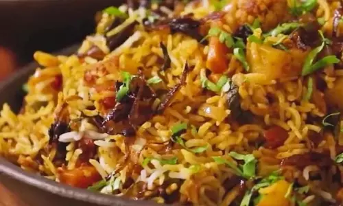 Dum Biryani: चलिए बनाते हैं यह डिश जो स्वाद में भी है लाजवाब Dum Biryani: चलिए बनाते हैं यह डिश जो स्वाद में भी है लाजवाब