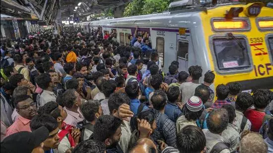 Harbour लाइन मेगा ब्लॉक 2 घंटे देरी से खत्म हुआ; ट्रेनें लेट, प्लेटफॉर्म जाम