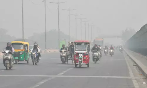 दिल्ली-एनसीआर में एक्यूआई 450 के पार, लोगों का सांस लेना दूभर दिल्ली-एनसीआर में एक्यूआई 450 के पार, लोगों का सांस लेना दूभर