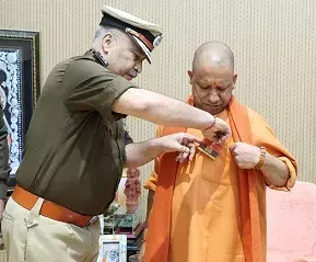 Lucknow: सीएम योगी को पुलिस ध्वज से सम्मानित किया गया