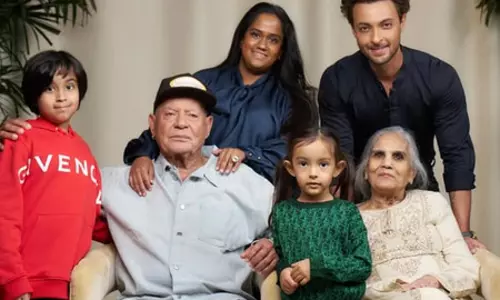 आप हमारे गैलेक्सी हैं... पिता सलीम खान को अर्पिता शर्मा ने दी 90वें जन्मदिन की शुभकामनाएं आप हमारे गैलेक्सी हैं... पिता सलीम खान को अर्पिता शर्मा ने दी 90वें जन्मदिन की शुभकामनाएं