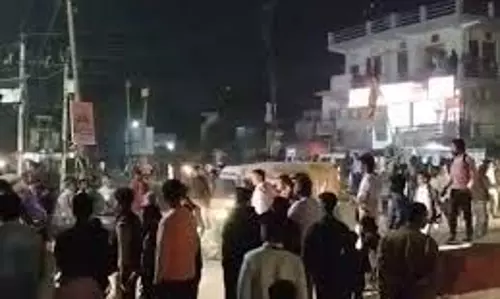 Gorakhpur: अचानक गोलियों की आवाज गूंजी, बाजार में दहशत Gorakhpur: अचानक गोलियों की आवाज गूंजी, बाजार में दहशत