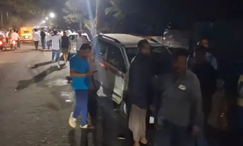 नशे में धुत कार चालक ने 6 गाड़ियों को मारी टक्कर, क्षेत्र में अफरा-तफरी, कई लोग घायल नशे में धुत कार चालक ने 6 गाड़ियों को मारी टक्कर, क्षेत्र में अफरा-तफरी, कई लोग घायल