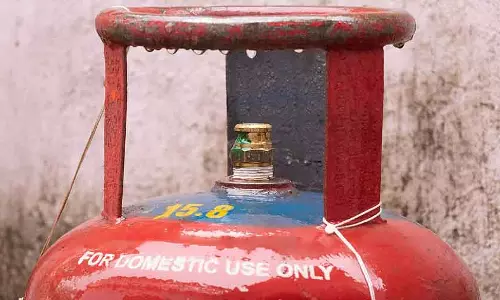 केरल के कोल्लम में एक आदमी ने LPG सिलेंडर से मारकर अपनी पत्नी की हत्या कर दी
