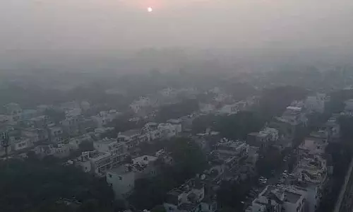 Delhi में घुटन जारी, कई इलाकों में AQI 400 के साथ गंभीर Delhi में घुटन जारी, कई इलाकों में AQI 400 के साथ गंभीर