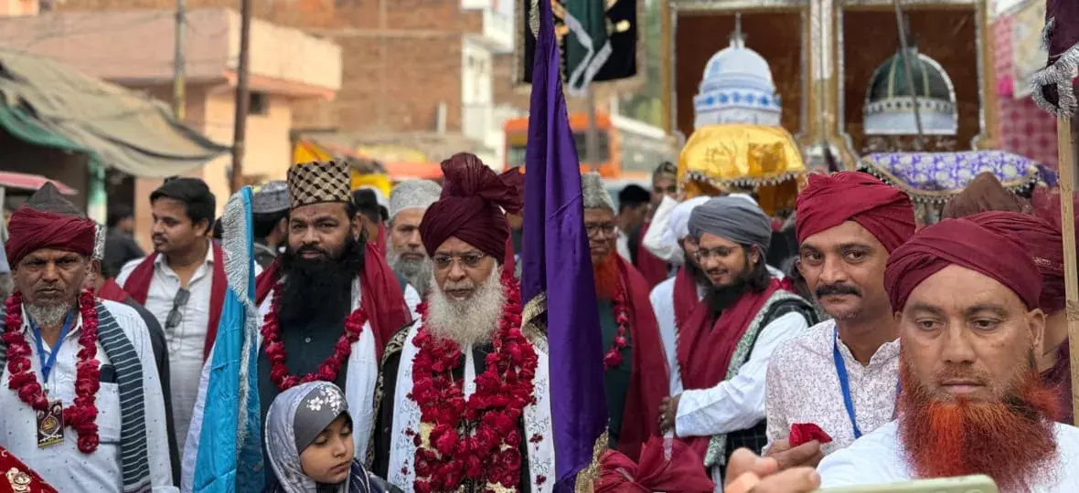 Banda: दुआओं के बीच पूरा हुआ मख्दूमे रब्बानी का दो दिवसीय उर्स Banda: दुआओं के बीच पूरा हुआ मख्दूमे रब्बानी का दो दिवसीय उर्स