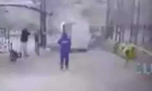 धमाकों से दहला पाकिस्तान, पेशावर में एफसी हेडक्वार्टर में आत्मघाती हमले के बाद हुई गोलीबारी धमाकों से दहला पाकिस्तान, पेशावर में एफसी हेडक्वार्टर में आत्मघाती हमले के बाद हुई गोलीबारी