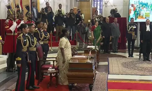 President Murmu ने CJI सूर्यकांत को पद की शपथ दिलाई President Murmu ने CJI सूर्यकांत को पद की शपथ दिलाई
