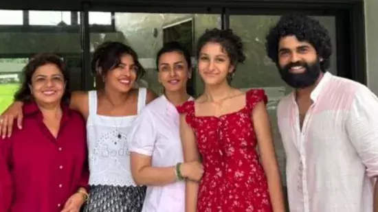 Priyanka Chopra महेश बाबू की पत्नी नम्रता शिरोडकर और बेटी सितारा के साथ मुस्कुरा रही Priyanka Chopra महेश बाबू की पत्नी नम्रता शिरोडकर और बेटी सितारा के साथ मुस्कुरा रही