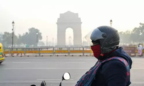 Delhi में बढ़ते प्रदूषण से दम घुट रहा है, NCR में AQI 400 के करीब पहुंचा Delhi में बढ़ते प्रदूषण से दम घुट रहा है, NCR में AQI 400 के करीब पहुंचा