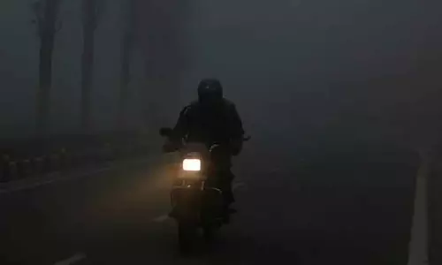 कश्मीर में कोहरे और ठंड की वजह से सांस लेने में दिक्कतें बढ़ीं कश्मीर में कोहरे और ठंड की वजह से सांस लेने में दिक्कतें बढ़ीं