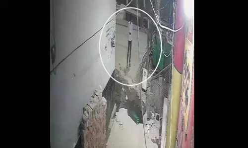OMG! आत्महत्या का LIVE वीडियो, युवक तेज करंट लगने से आग की लपटों में घिरा OMG! आत्महत्या का LIVE वीडियो, युवक तेज करंट लगने से आग की लपटों में घिरा
