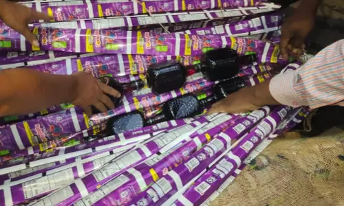 Siliguri: पुलिस ने शराब तस्कर को झाड़ू के साथ पकड़ा