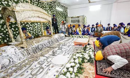 Punjab: शहादत के कार्यक्रमों की शुरुआत में जोश, मान, केजरीवाल प्रार्थना में शामिल हुए Punjab: शहादत के कार्यक्रमों की शुरुआत में जोश, मान, केजरीवाल प्रार्थना में शामिल हुए