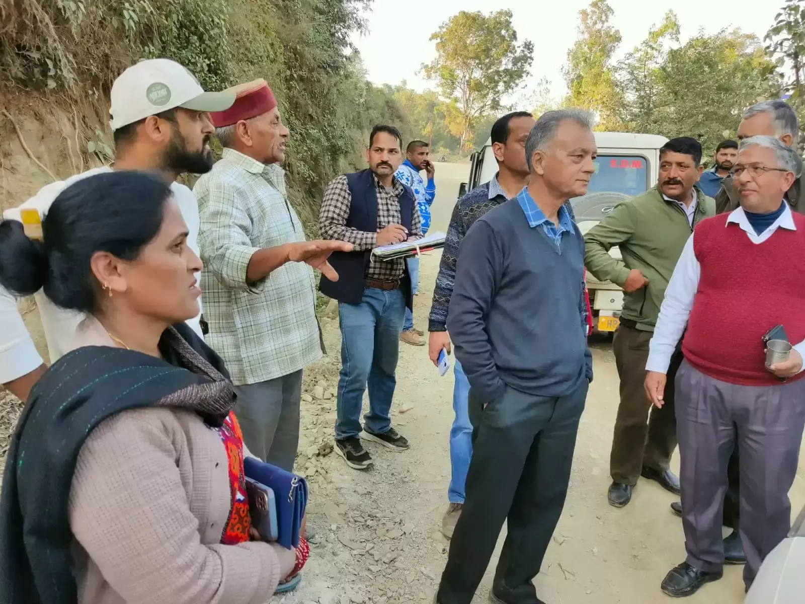 Mandi: अनिल शर्मा ने NH-003 निर्माण कार्य का निरीक्षण किया