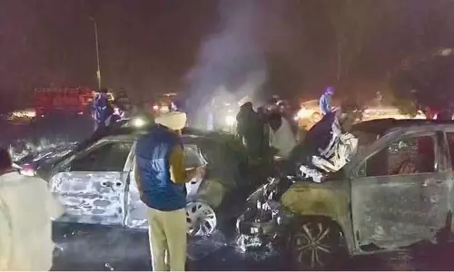 Punjab के फगवाड़ा में 2 गाड़ियों की टक्कर, आग लगी और कई धमाके हुए