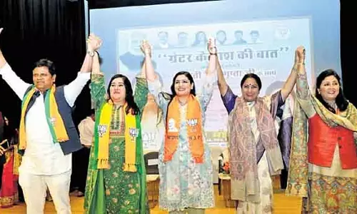 CM Rekha Gupta ने MCD उम्मीदवारों का समर्थन किया, AAP नेता सड़क पर उतरे CM Rekha Gupta ने MCD उम्मीदवारों का समर्थन किया, AAP नेता सड़क पर उतरे