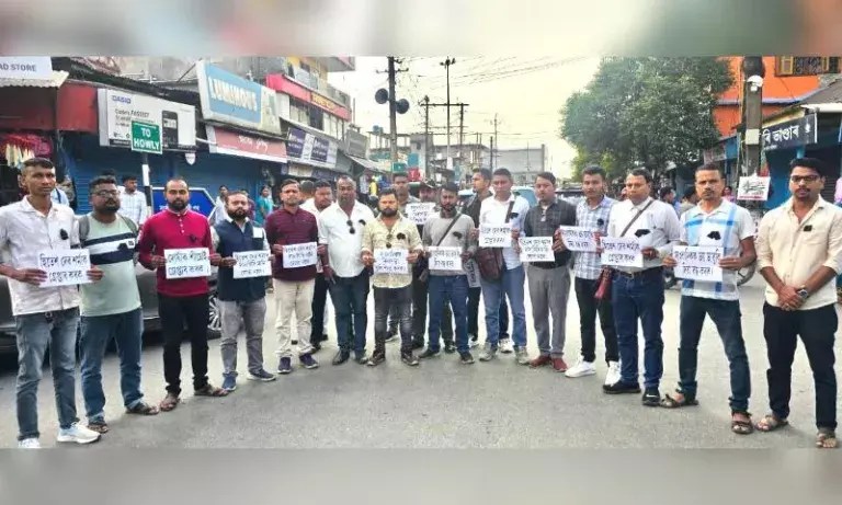 Assam में बजाली के पत्रकारों का प्रदर्शन, IAS अधिकारी की धमकी के बाद तनाव