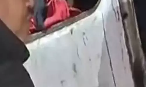 ट्रेलर और डीजल टैंकर की भिड़ंत, स्टीयरिंग में फंसा चालक