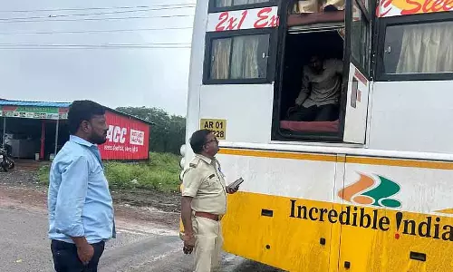 Karnataka असुरक्षित विदेशी राज्यों से प्राइवेट और सरकारी बसों को एंट्री नहीं देगा Karnataka असुरक्षित विदेशी राज्यों से प्राइवेट और सरकारी बसों को एंट्री नहीं देगा