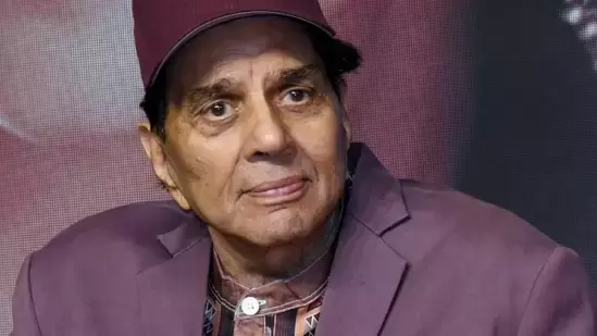 Dharmendra’ की सेहत को लेकर फिर चिंता बढ़ी, उनके घर के बाहर एम्बुलेंस और भारी सिक्योरिटी देखी गई