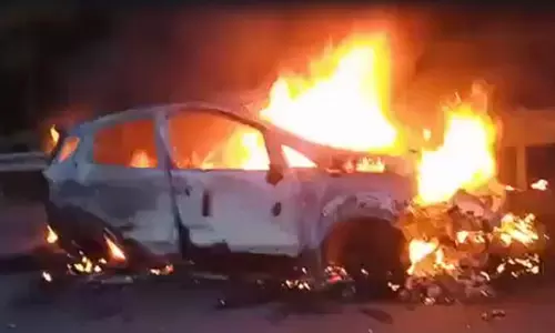 आउटर रिंग रोड पर कार में लगी आग, एक शख्स की मौत आउटर रिंग रोड पर कार में लगी आग, एक शख्स की मौत