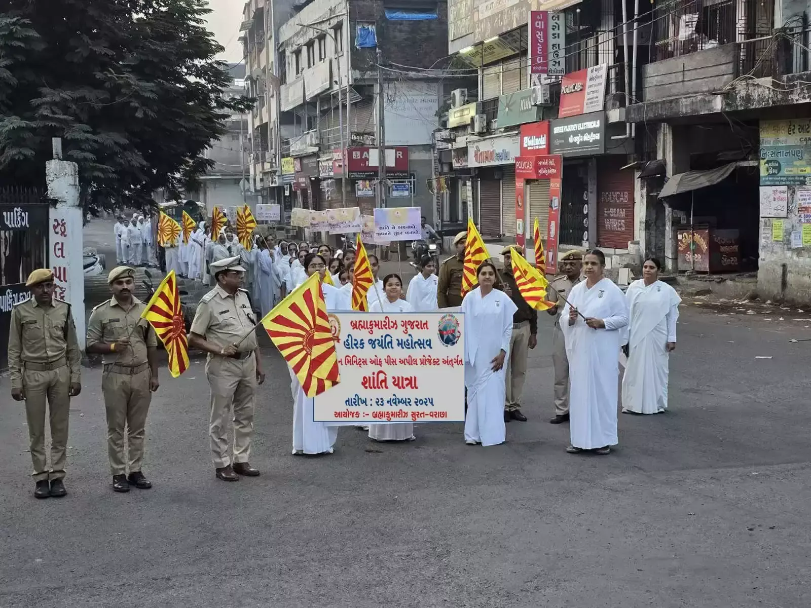 Surat: गुजरात में शांति और सौहार्द फैलाने निकली ब्रह्माकुमारी यात्रा Surat: गुजरात में शांति और सौहार्द फैलाने निकली ब्रह्माकुमारी यात्रा
