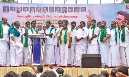 केंद्र के नियमों में ढील देने से इनकार के खिलाफ DMK के नेतृत्व वाले गठबंधन का विरोध प्रदर्शन केंद्र के नियमों में ढील देने से इनकार के खिलाफ DMK के नेतृत्व वाले गठबंधन का विरोध प्रदर्शन