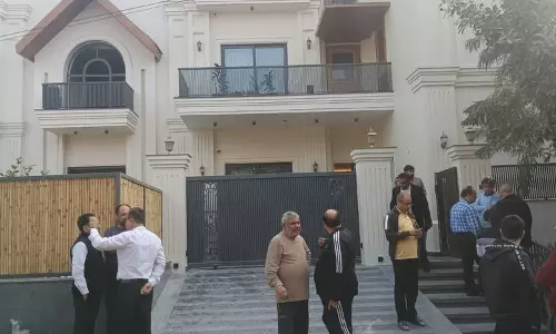 Karnal में शादी की तैयारी कर रहे परिवार को बंधक बनाया Karnal में शादी की तैयारी कर रहे परिवार को बंधक बनाया