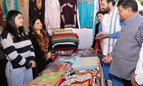 Haryana : मुख्यमंत्री ने कहा कि स्वयं सहायता समूह महिलाओं के आर्थिक सशक्तिकरण में योगदान दे रहे हैं। Haryana : मुख्यमंत्री ने कहा कि स्वयं सहायता समूह महिलाओं के आर्थिक सशक्तिकरण में योगदान दे रहे हैं।