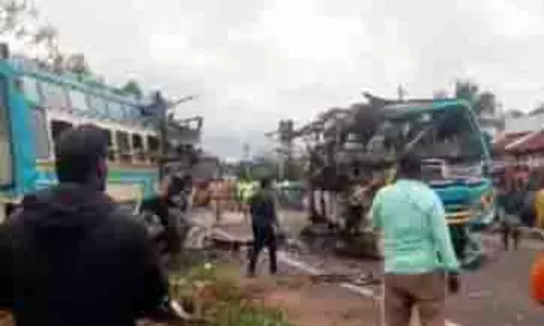 Tenkasi में दो बसों की आमने-सामने टक्कर में कम से कम 6 की मौत Tenkasi में दो बसों की आमने-सामने टक्कर में कम से कम 6 की मौत