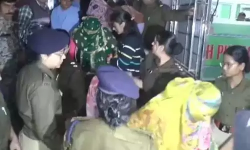 स्पा सेंटर पर रेड, युवतियां और युवक कमरों में आपत्तिजनक अवस्था में मिले स्पा सेंटर पर रेड, युवतियां और युवक कमरों में आपत्तिजनक अवस्था में मिले
