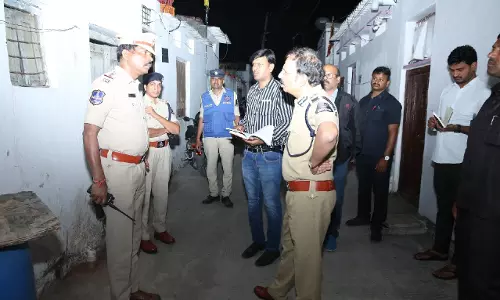 Hyderabad पुलिस कमिश्नर ने आधी रात को हिस्ट्रीशीटरों के घरों पर दस्तक दी