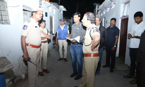 Hyderabad पुलिस कमिश्नर ने आधी रात को हिस्ट्रीशीटरों के घरों पर दस्तक दी Hyderabad पुलिस कमिश्नर ने आधी रात को हिस्ट्रीशीटरों के घरों पर दस्तक दी