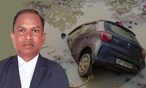 Baripada: लापता वकील का शव मयूरभंज जिले में बंद कार में मिला Baripada: लापता वकील का शव मयूरभंज जिले में बंद कार में मिला