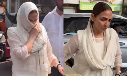 Esha Deol ने चेहरा छिपाया, मुंबई श्मशान घाट पर अंतिम दर्शन के लिए पहुंची
