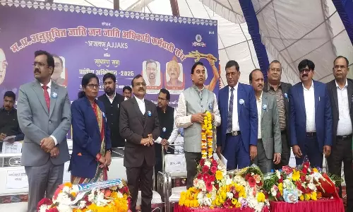 Bhopal: विभिन्न मुद्दों पर चर्चा के बीच सम्मानित हुए जेएन कंसोटिया और धुर्वे Bhopal: विभिन्न मुद्दों पर चर्चा के बीच सम्मानित हुए जेएन कंसोटिया और धुर्वे