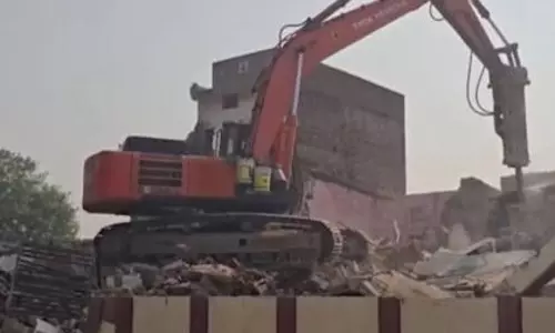 Isanpur में 40 साल पुराने अवैध कब्ज़ों पर बुलडोज़र Isanpur में 40 साल पुराने अवैध कब्ज़ों पर बुलडोज़र