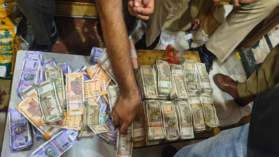 Patna: उत्पाद अधीक्षक के खिलाफ छापा, करोड़ों की संपत्ति मिली
